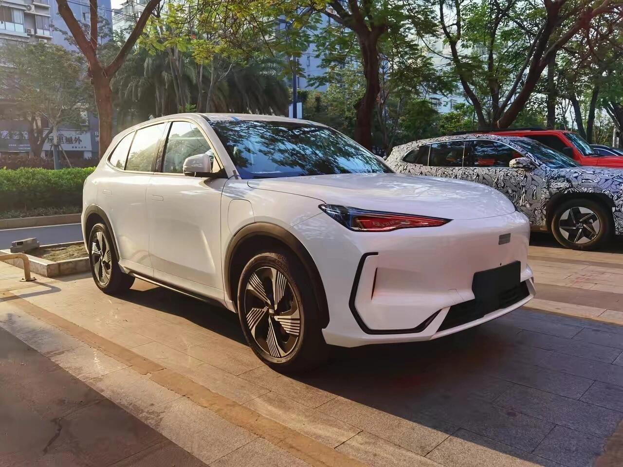 吉利银河E系列的第二款车型，吉利银河E5他来了，定位紧凑型SUV，目标很明确就是