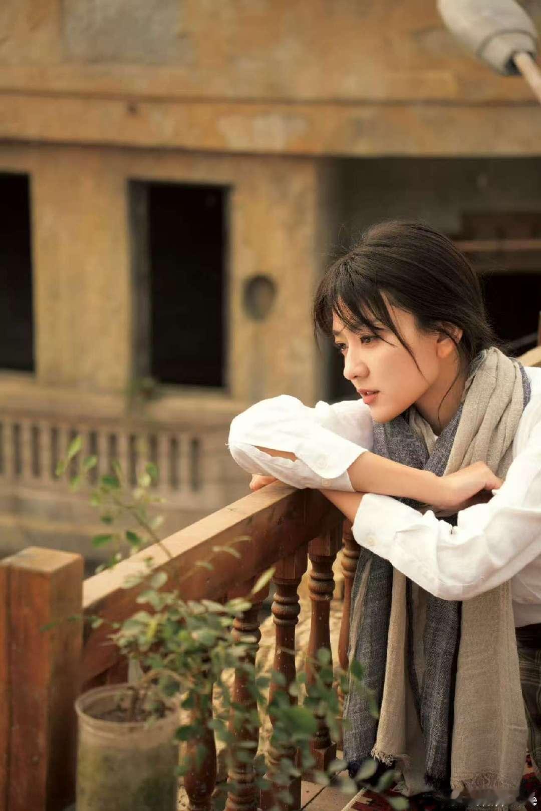 宋冉写真  梁洁晒宋冉写真  白色橄榄树 梁洁宋冉的写真简直是《白色橄榄树》的视