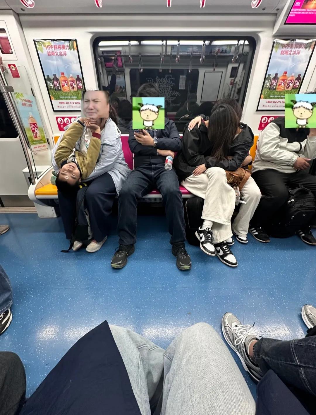 第一次在地铁上没玩手机，这画面太戏剧了哈哈哈！