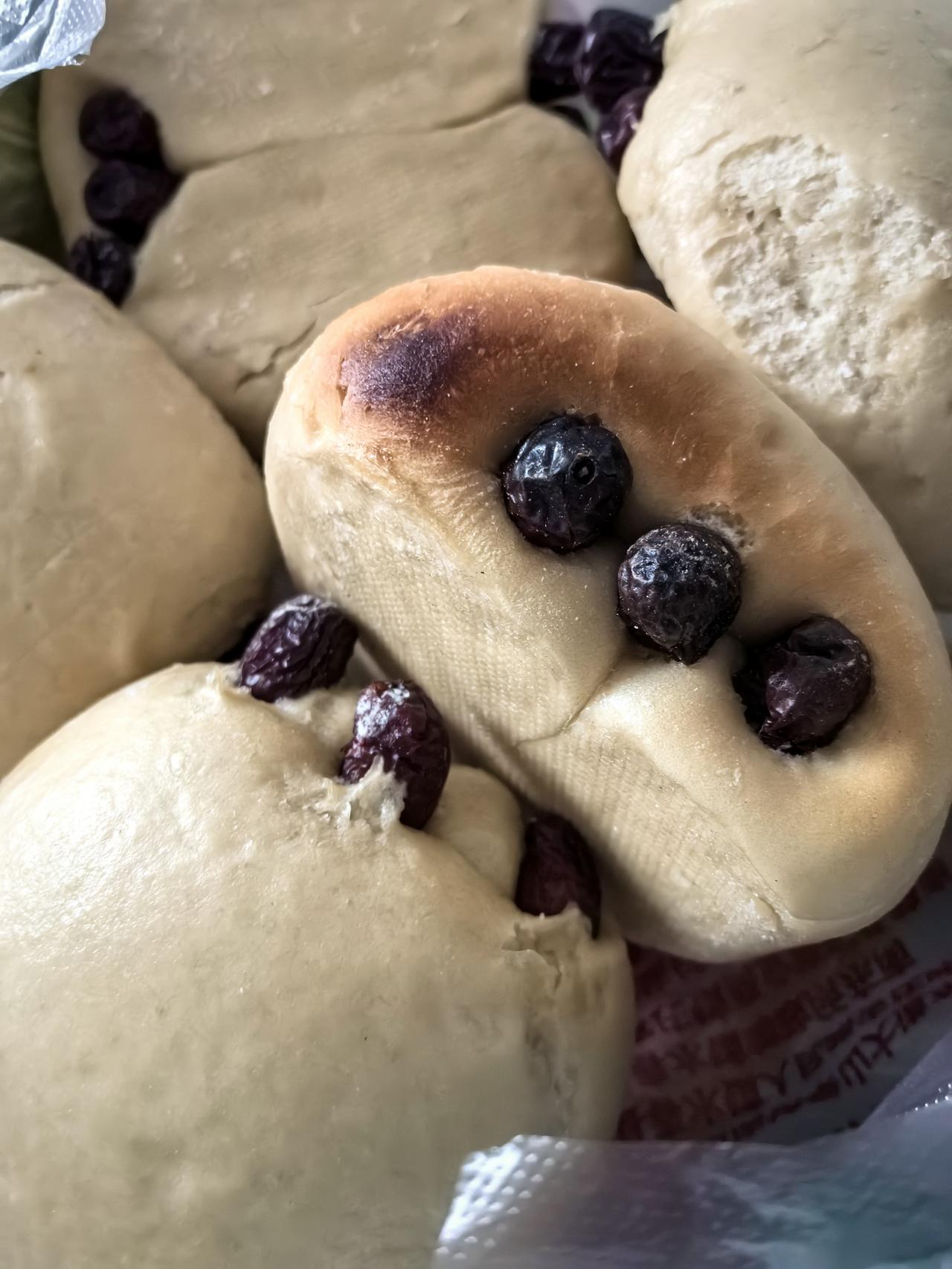 嫂子让侄子侄媳妇捎过来她亲手蒸的枣卷馍，又大又(xuan)寓意又好，红红火火。这