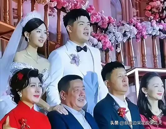 来聊聊闫学晶的婚姻状况。

1995年，她刚从戏校毕业不久就嫁给了商人林越。林越