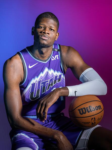 莫·班巴与犹他爵士签下一份为期10天的短合同，为球队内线提供临时支援。
班巴在今