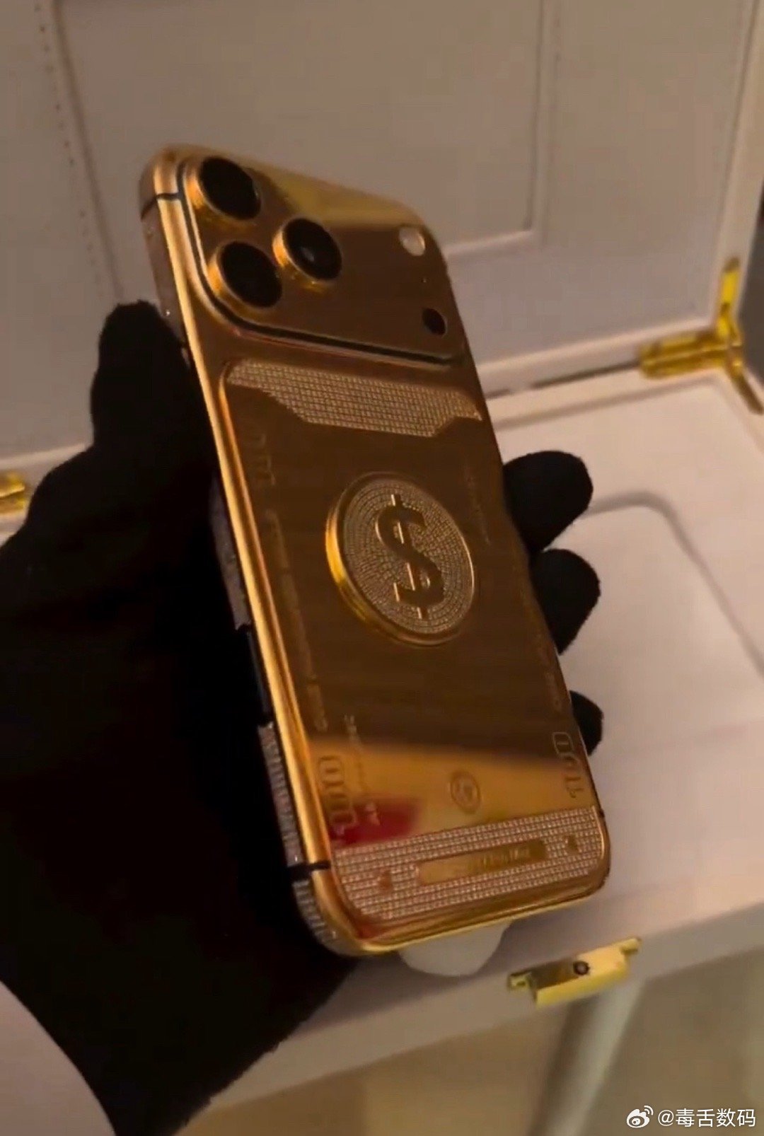 金饰价格涨到1189元黄金版的iPhone17 Pro Max，卖100000美