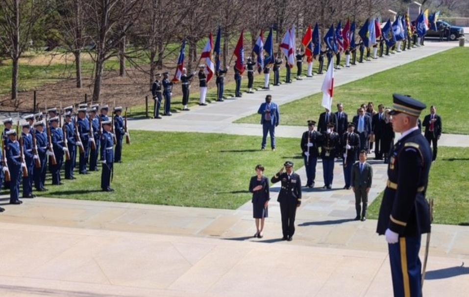 美国对日本的终极服从性测试：高市早苗，必须参拜阿灵顿国家公墓。堂堂右翼铁娘子，也