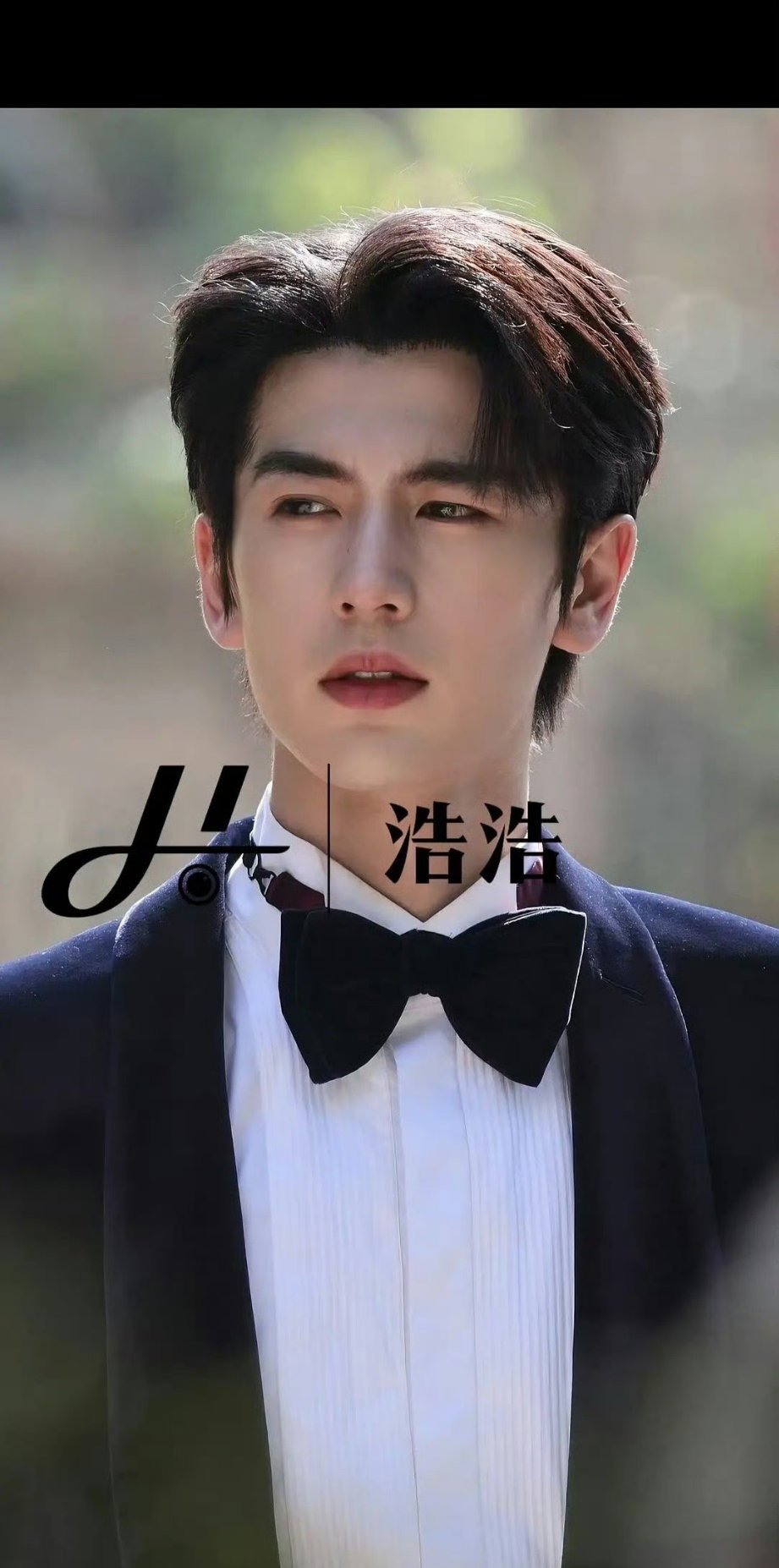 张凌赫王楚然新剧服装被吐槽了....但女主冒充的是南洋千金，这衣服很正常啊，结合