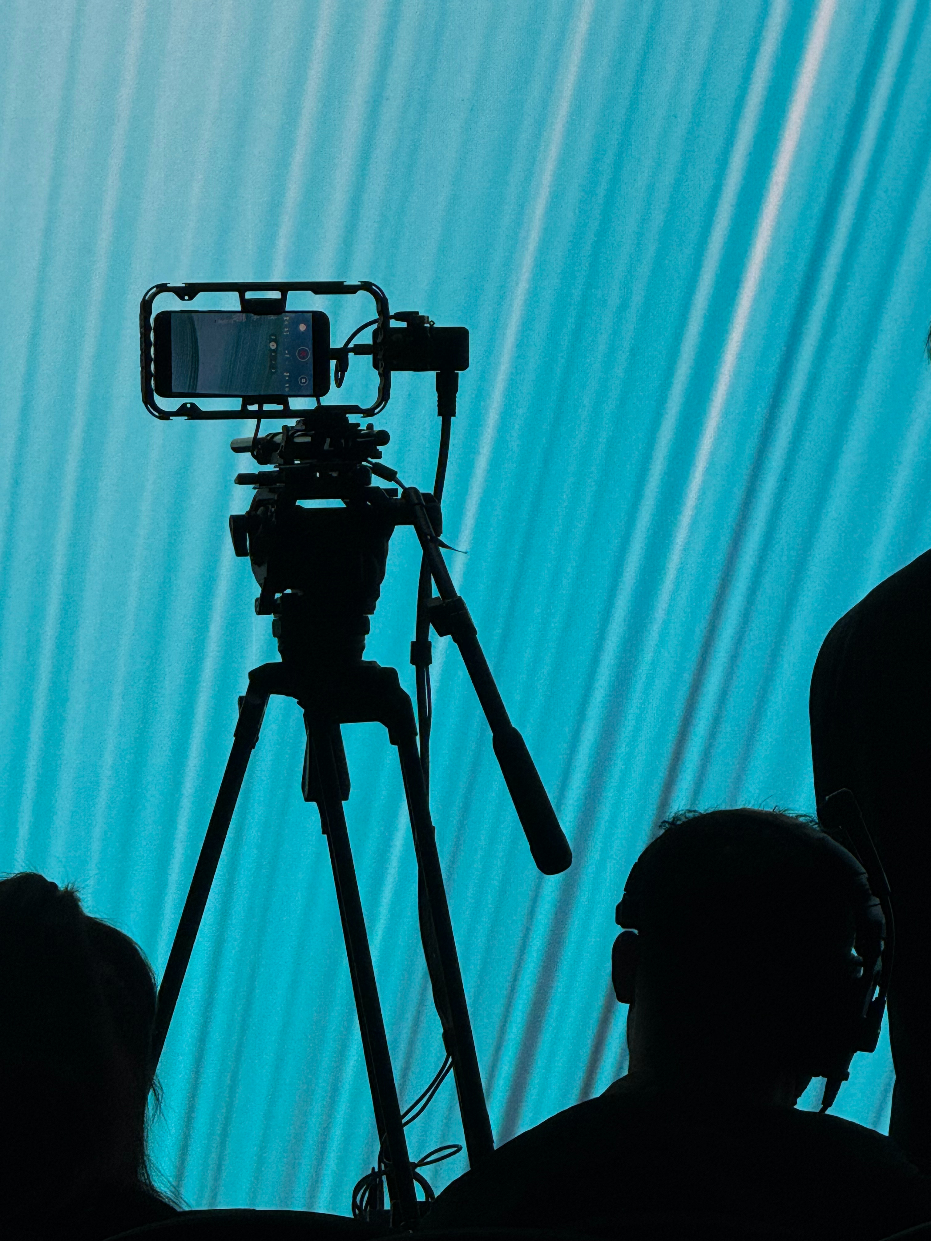 先来两张手机手表预热一下展车都在一楼，需要发布会结束后才开放~以及，用手机直播已