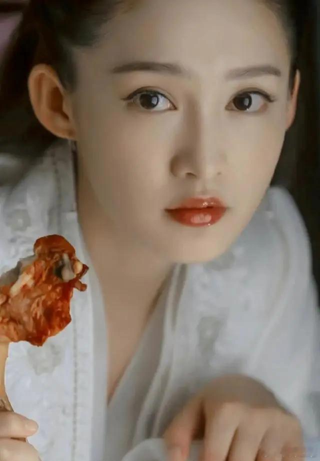 #李沁红衣挽弓压迫感#曾经手无缚鸡之力的鸡腿姑娘林婉儿，摇身一变成为红袍加身手持