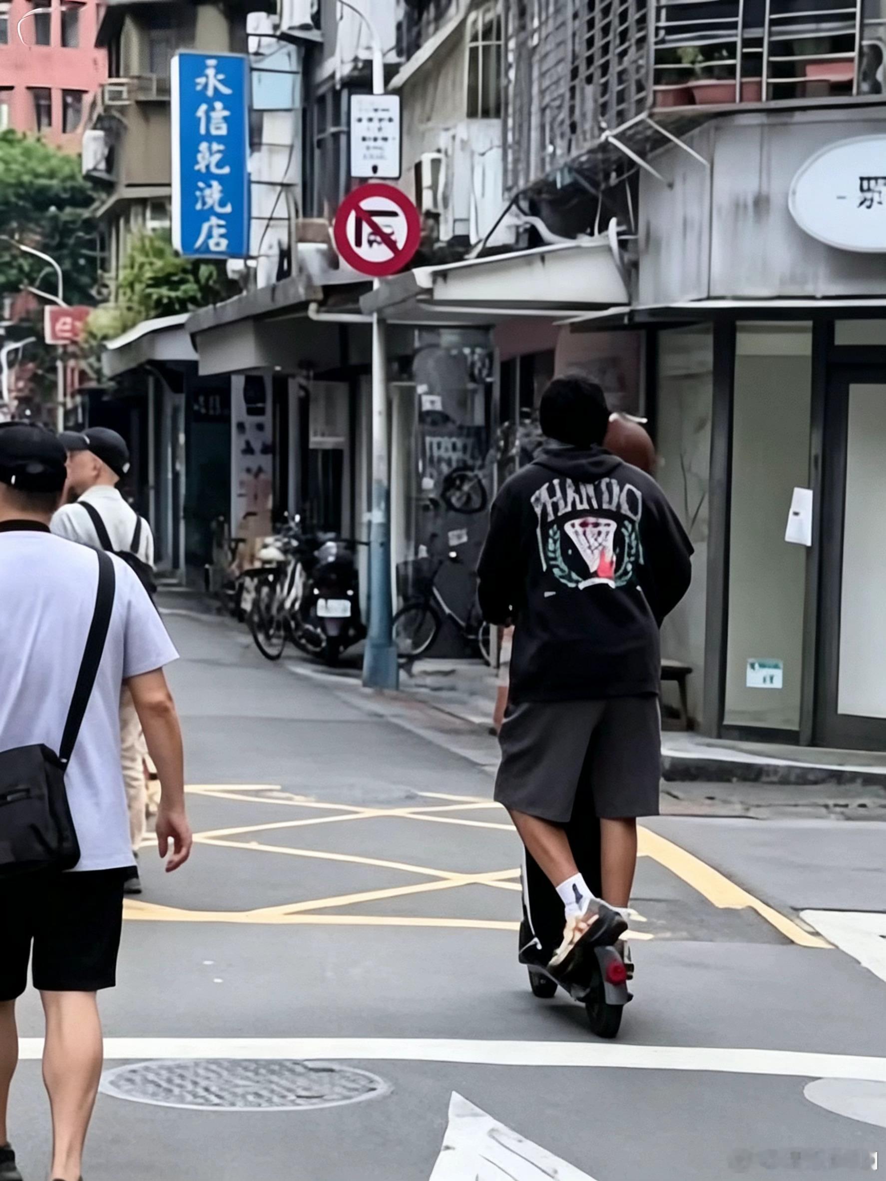 周杰伦昆凌只买得起一辆滑板车吗 有人偶遇周杰伦、昆凌共乘滑板车出行，网友调侃不舍