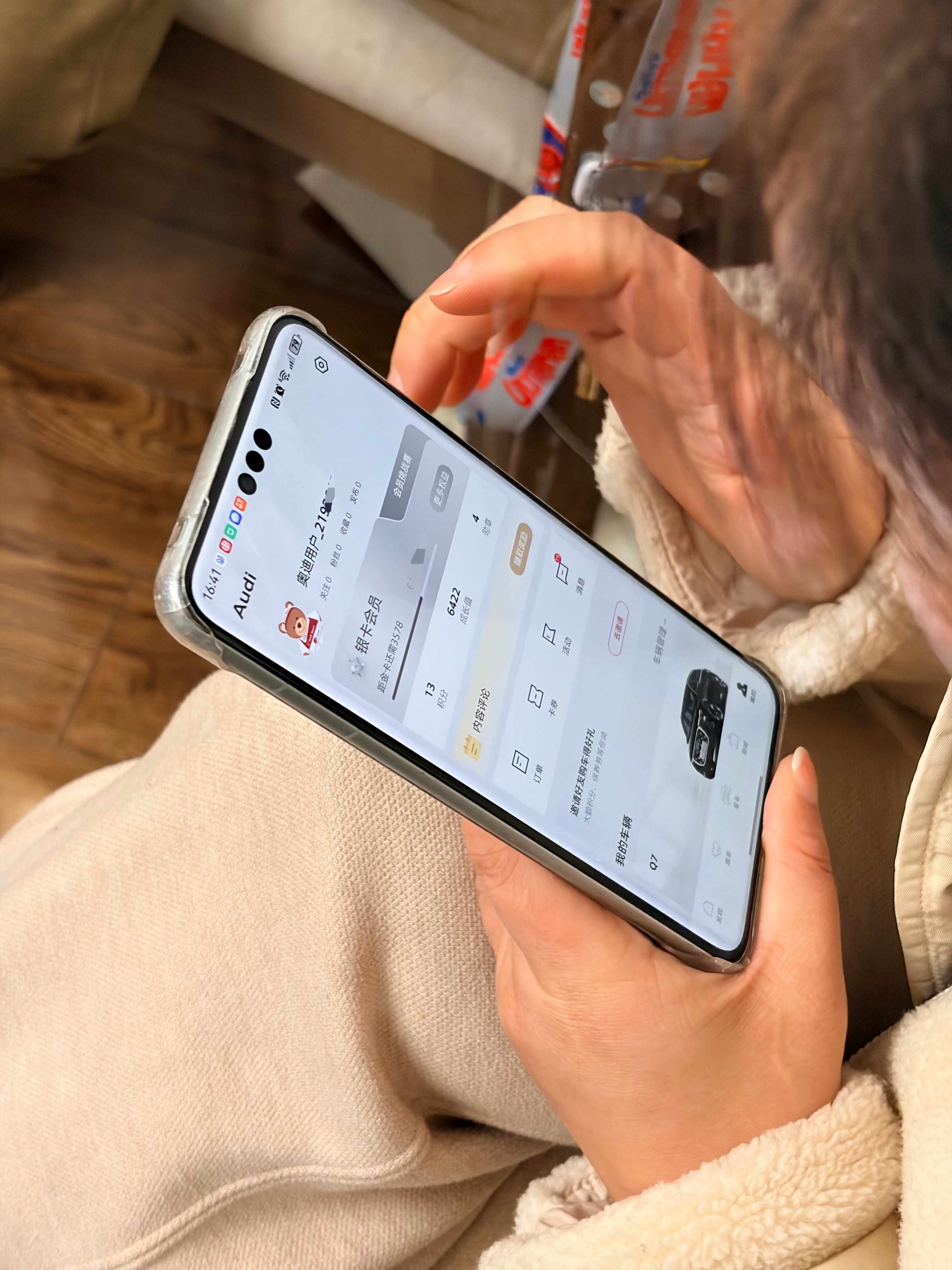 朋友家里一个奥迪一个宝马，今天开的奥迪 Q7，我们停在旁边互相拿东西，手机钥匙打