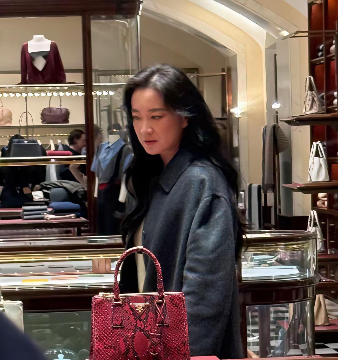 贾玲瘦身后彻底逆袭，褪去喜剧标签，优雅名媛气质直接封神

贾玲瘦下来后，颜值气质