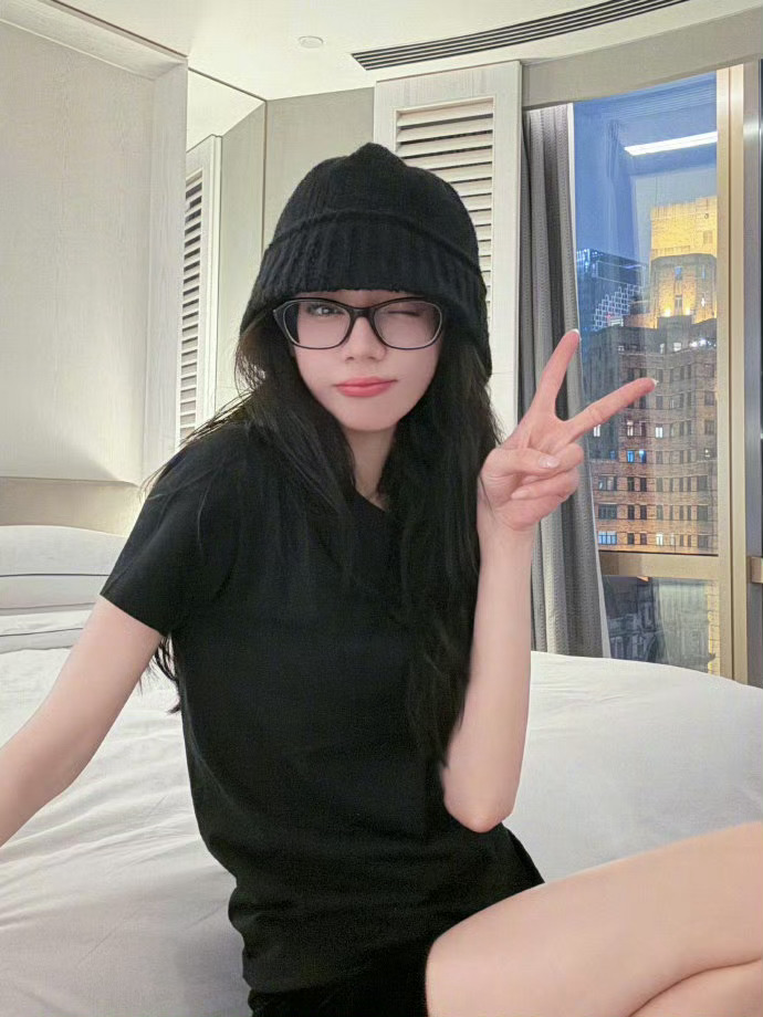 #迪丽热巴自拍也很OKKK#迪丽热巴来清理库存啦[爱慕]12张图4种造型主打就是