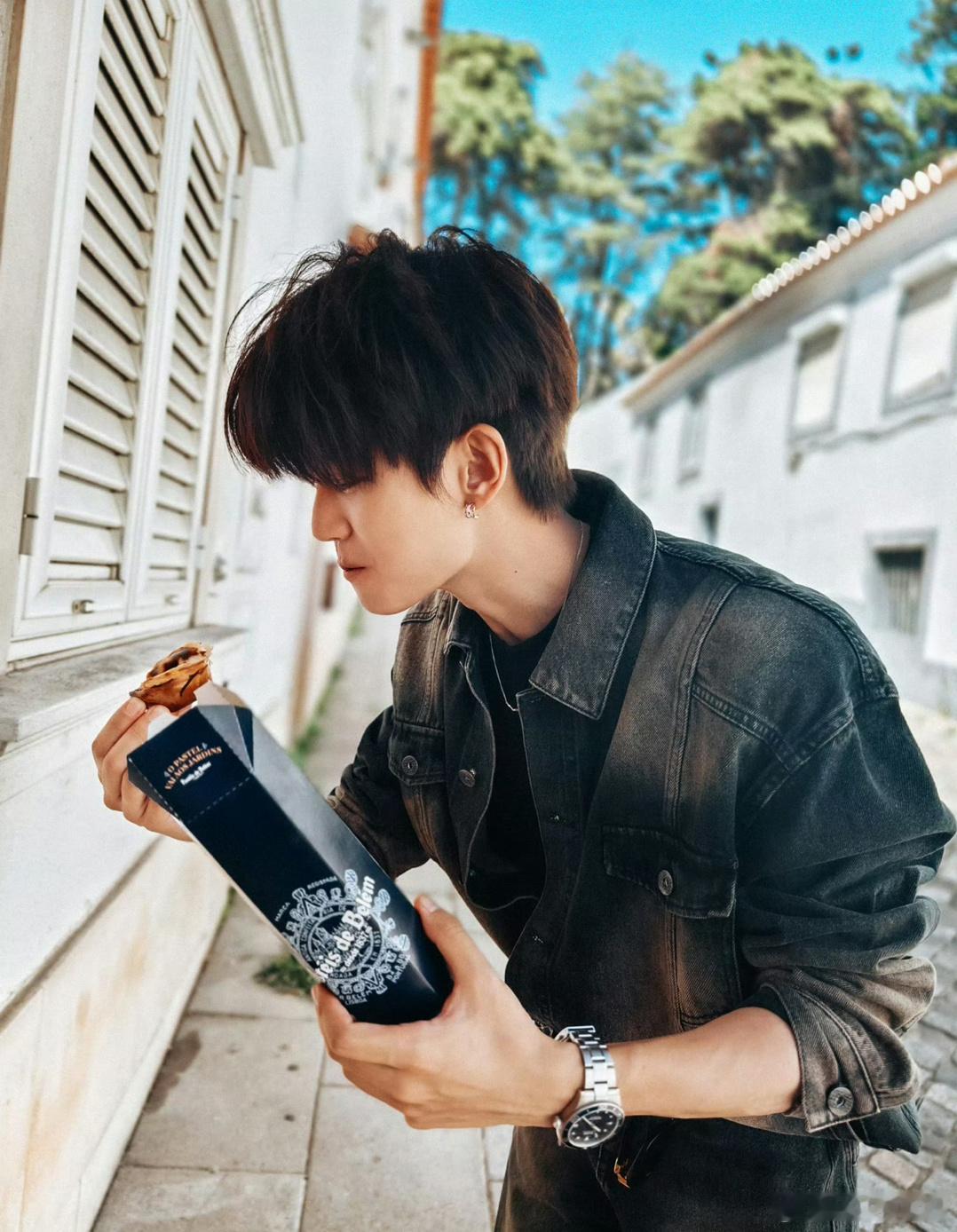 任嘉伦牛仔套装看起来帅气又阳光，有的人天生就是衣服架子 ​​​
