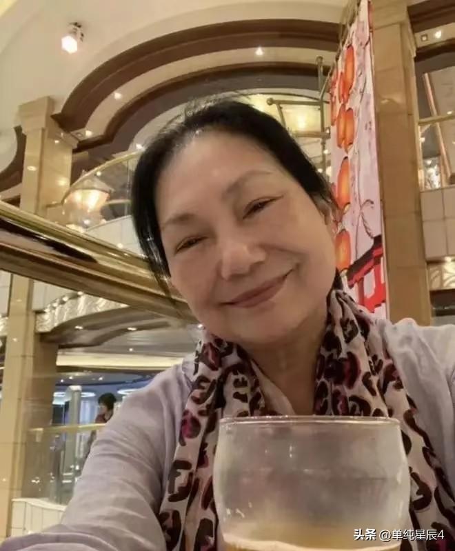 S妈又被啪啪啪打脸了，总是被小梅妈妈比下去，也难怪，小梅妈妈不是亲外婆，却比亲外