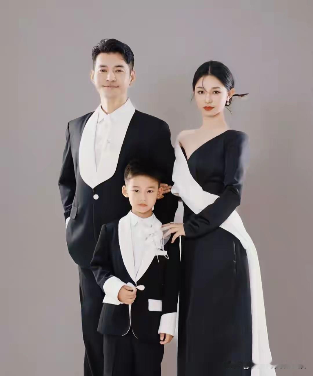 文松是赵本山为数不多没有换原配的弟子。
他和妻子刘美钰是原配夫妻，二人相识于20