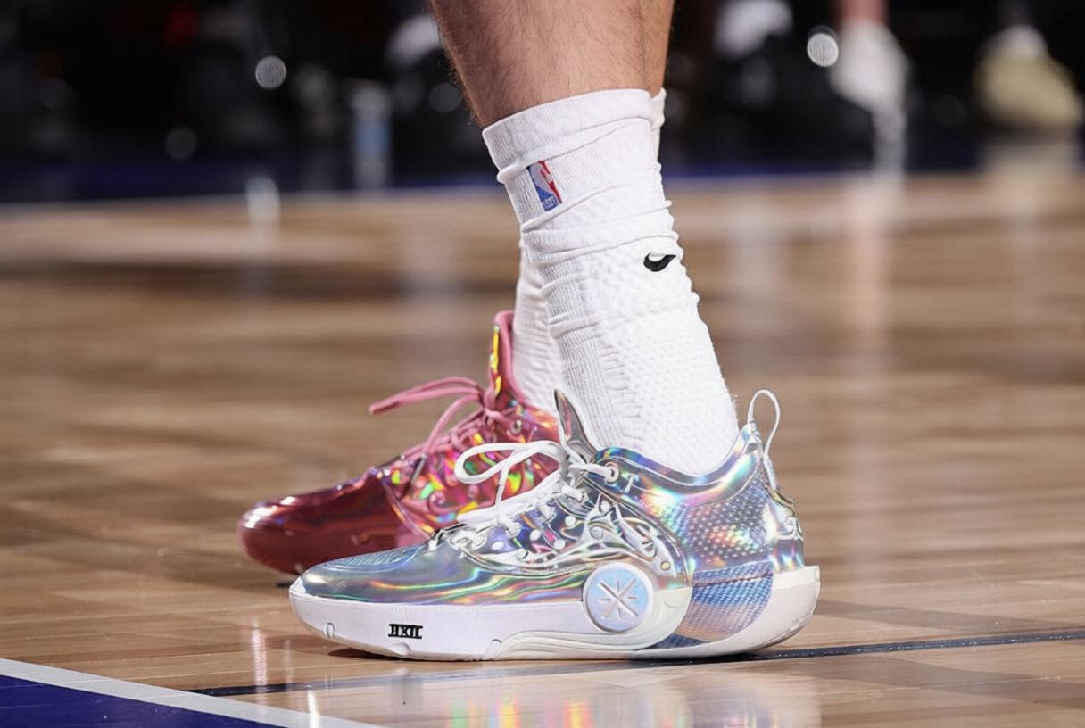 叶戈尔杰明穿着鸳鸯鞋款：韦德之道12 LUX ASG以及亲友限定的ROSÉ，随队