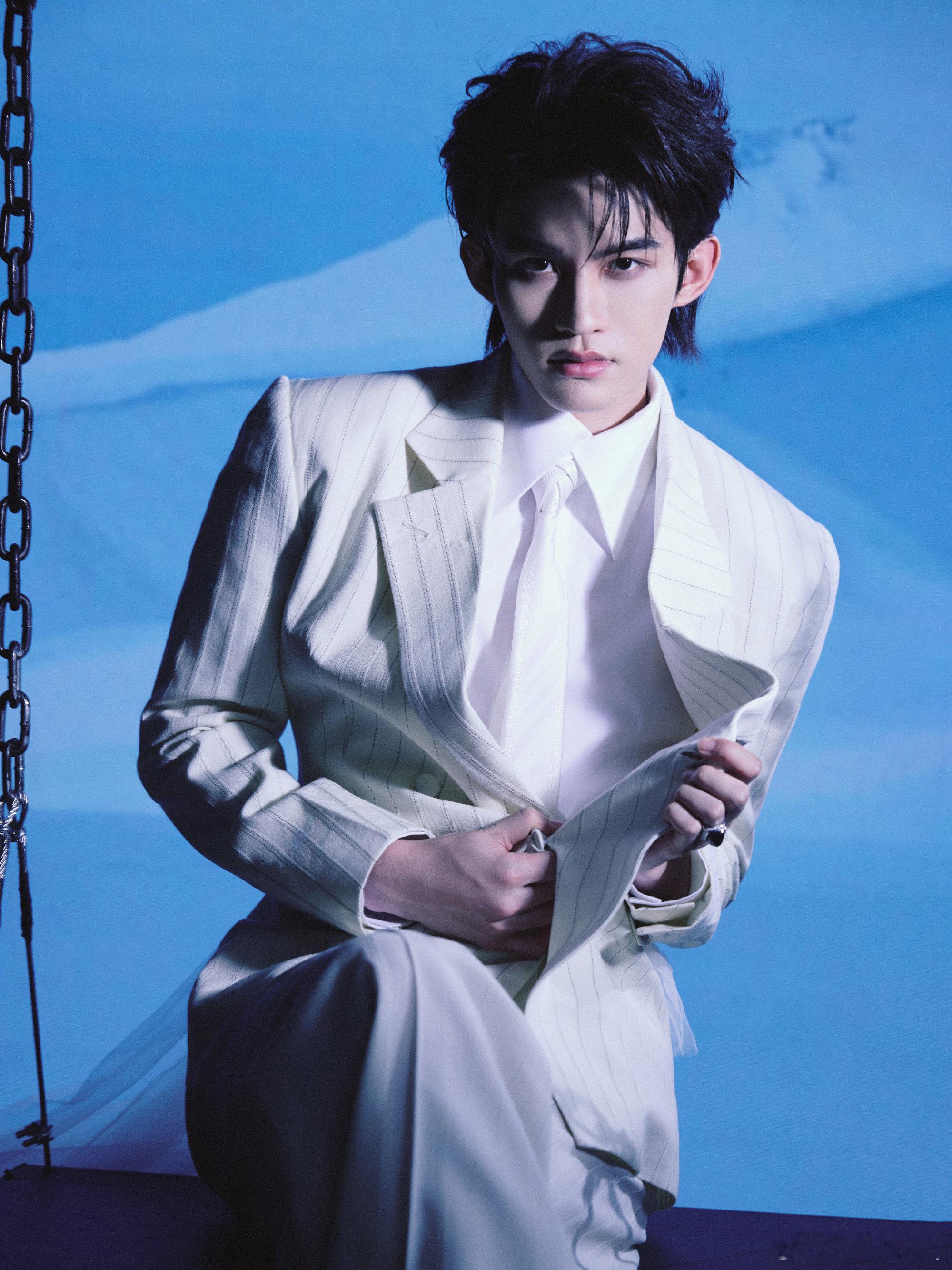 云旗｜vogue山谷假日 云旗今日VOGUE 九寨沟活动第三套造型揭晓，身穿 K