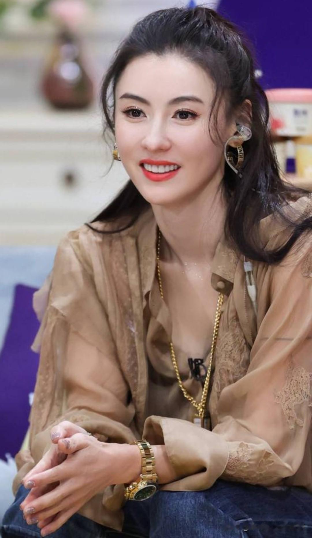 44岁的张柏芝，最近在接受采访的时候，说了句大实话：“爱情现在排在远得看不见的地