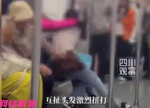 上海地铁有两女子因争座位而干架，这事弄得有点不可思议，还有两女子一个已有六十多岁
