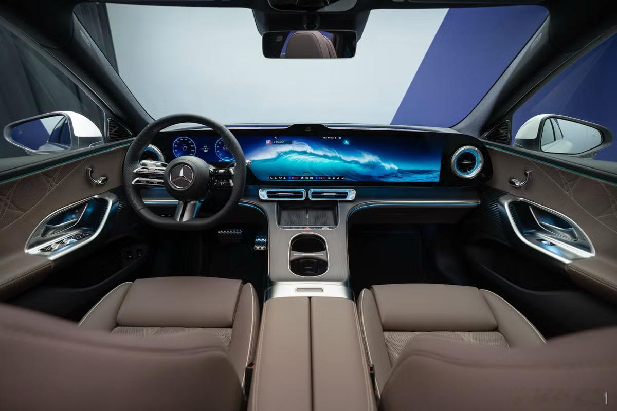 奔驰发布了新的C级EV。怎么说呢，也不难看……但反正不好看，不优雅，也不像个奔驰