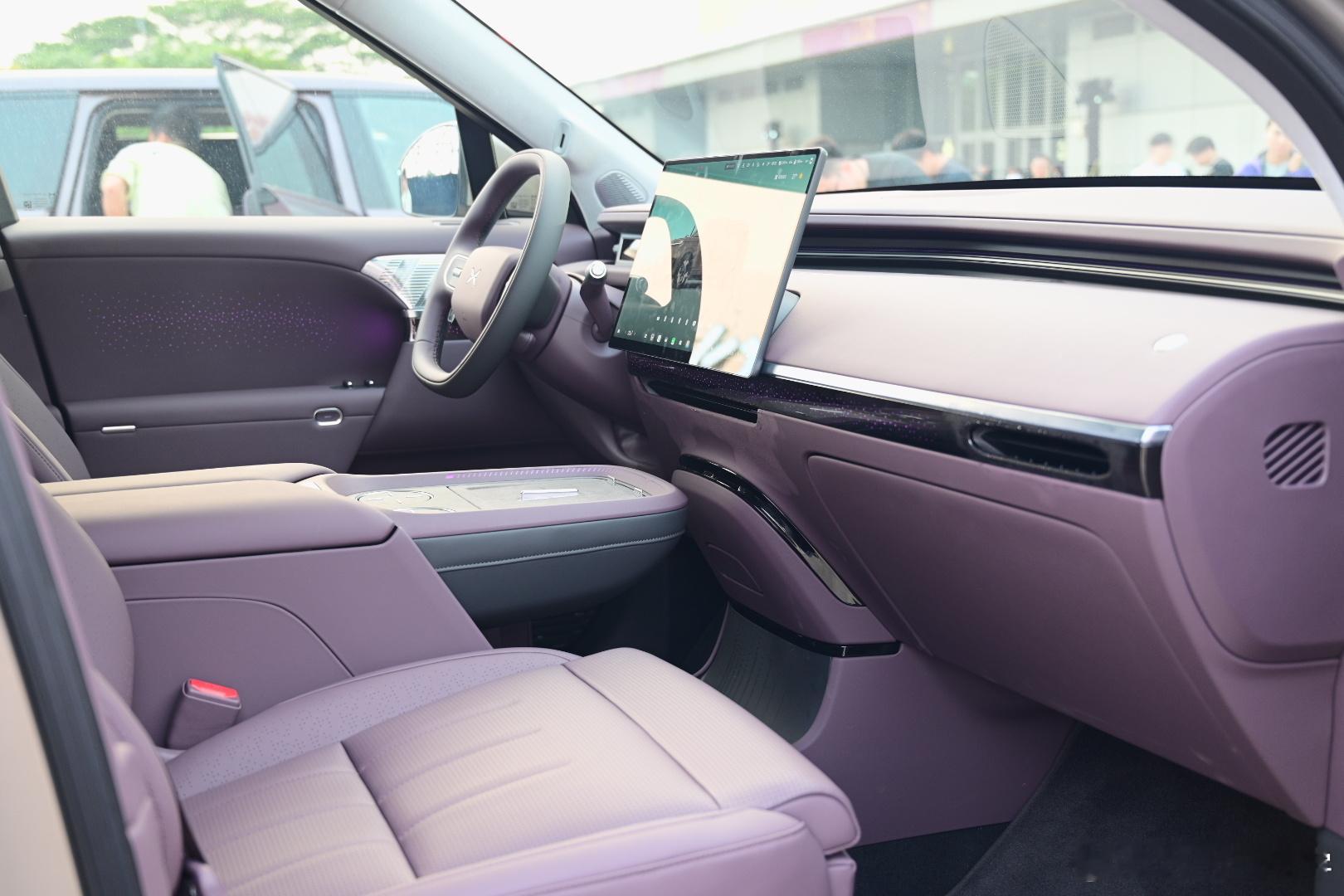 小鹏gx新科技豪华内饰首曝新科技旗舰小鹏gx今晚预售 现场认真看了一下这套内饰，