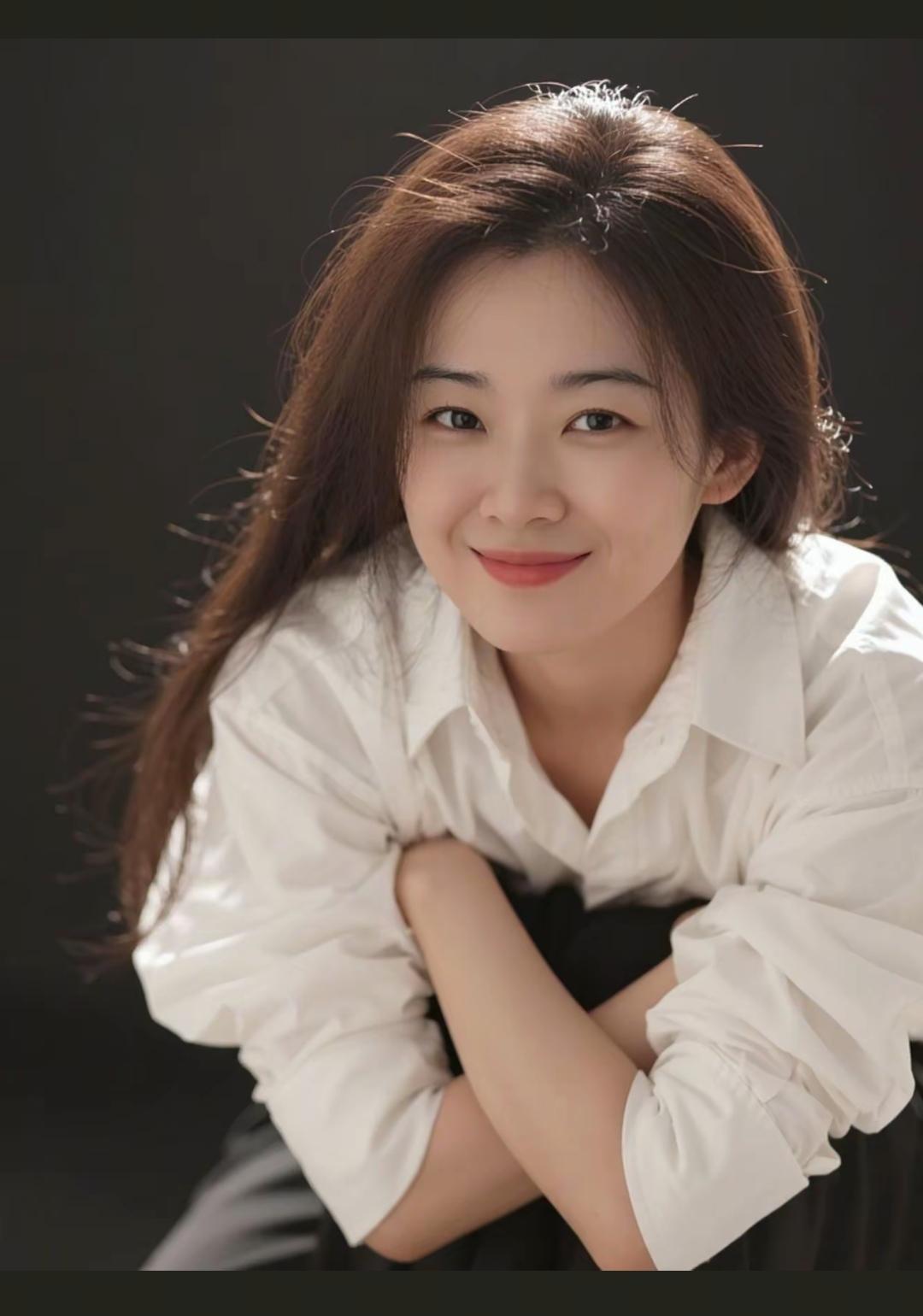 温柔甜美的微笑，白衬衫的清新，元气满满的一天！🌞💕