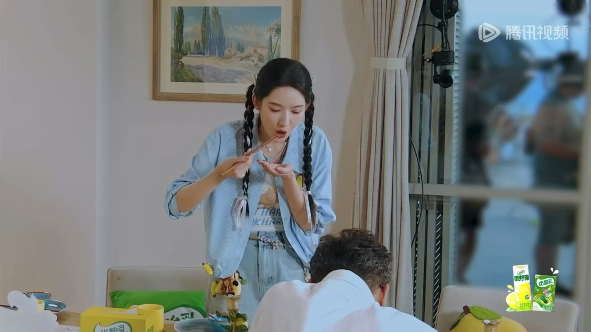 笑晕，大哥为了不像上次一样听到哎呦喂再跑过去太晚了，这次从开始炒菜就直接守在锅旁