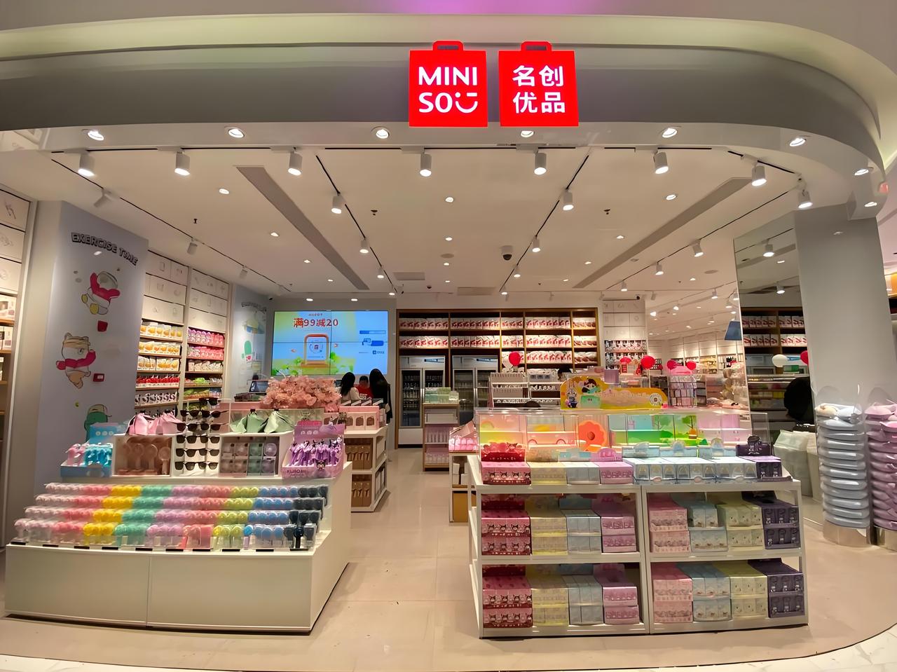 名创优品今日股价低开低走，收盘报34.55港元/股，下跌18.22%。而其股价大