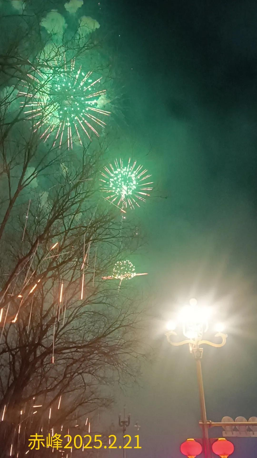 分享一张最近随手拍的照片路边随拍，正月烟花夜景。