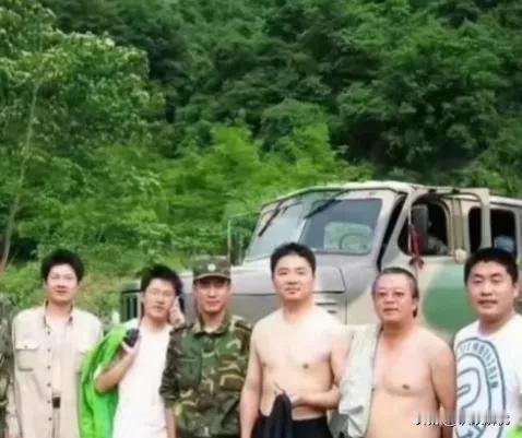 08汶川大地震，光膀子救援的刘强东#地震那年的我们#