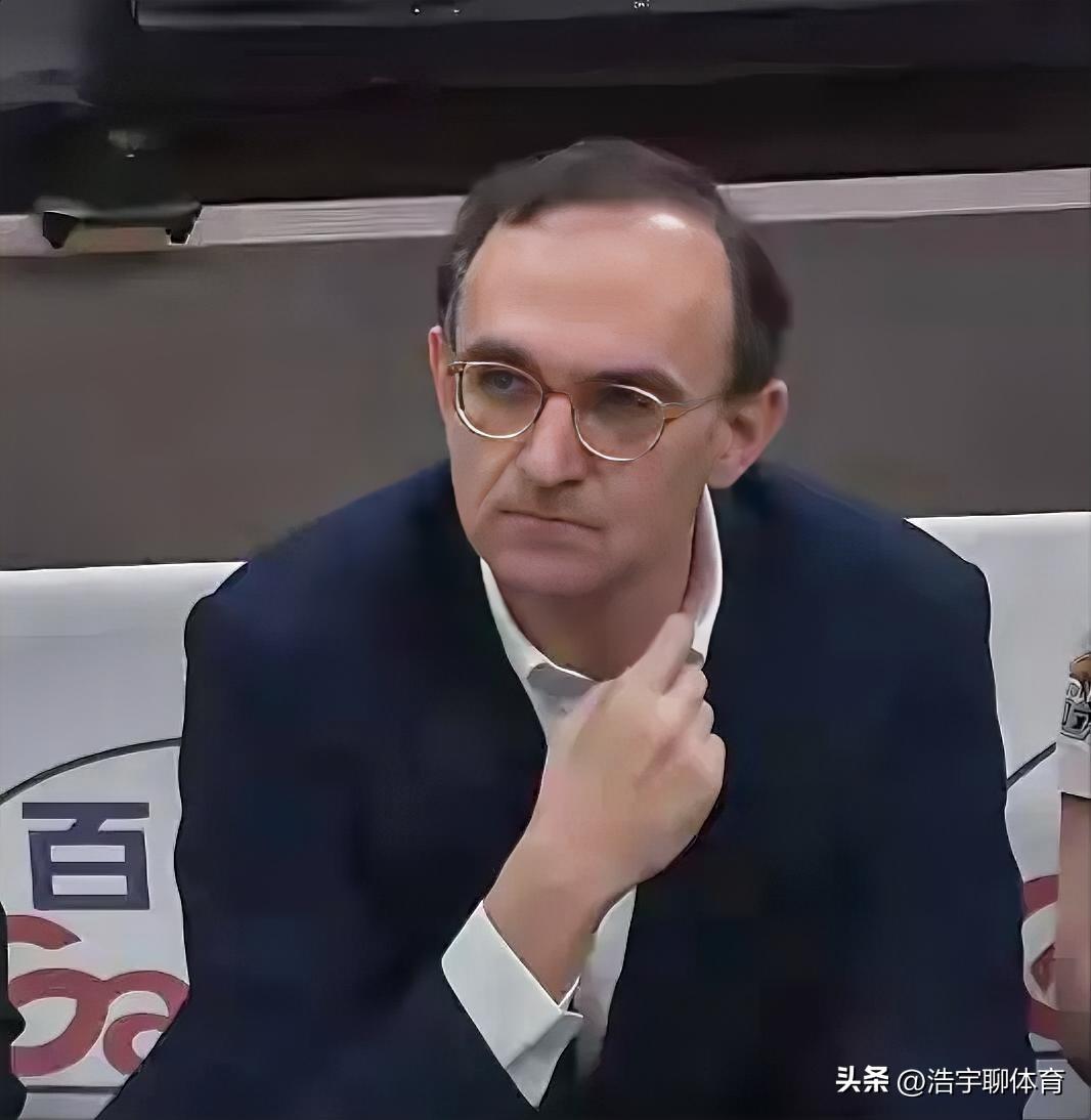 乌戈虽然执教水平很高，但他对三位小外援的使用确实让人看不懂，尤其布罗金顿最明显。