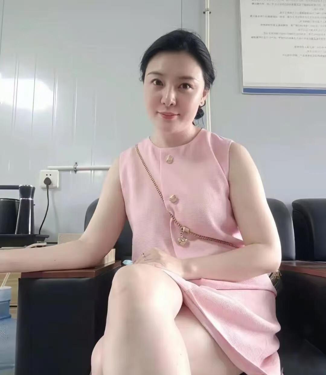 今天穿这身粉裙子来工地要账，老板盯着我看了三秒，愣是没说出“没钱”俩字。我翘着二
