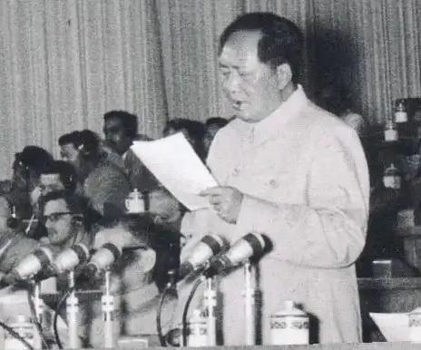 毛泽东五次“破界”：不随国际惯例，为何反而立住中国脊梁？
 
第一次破界，是确立