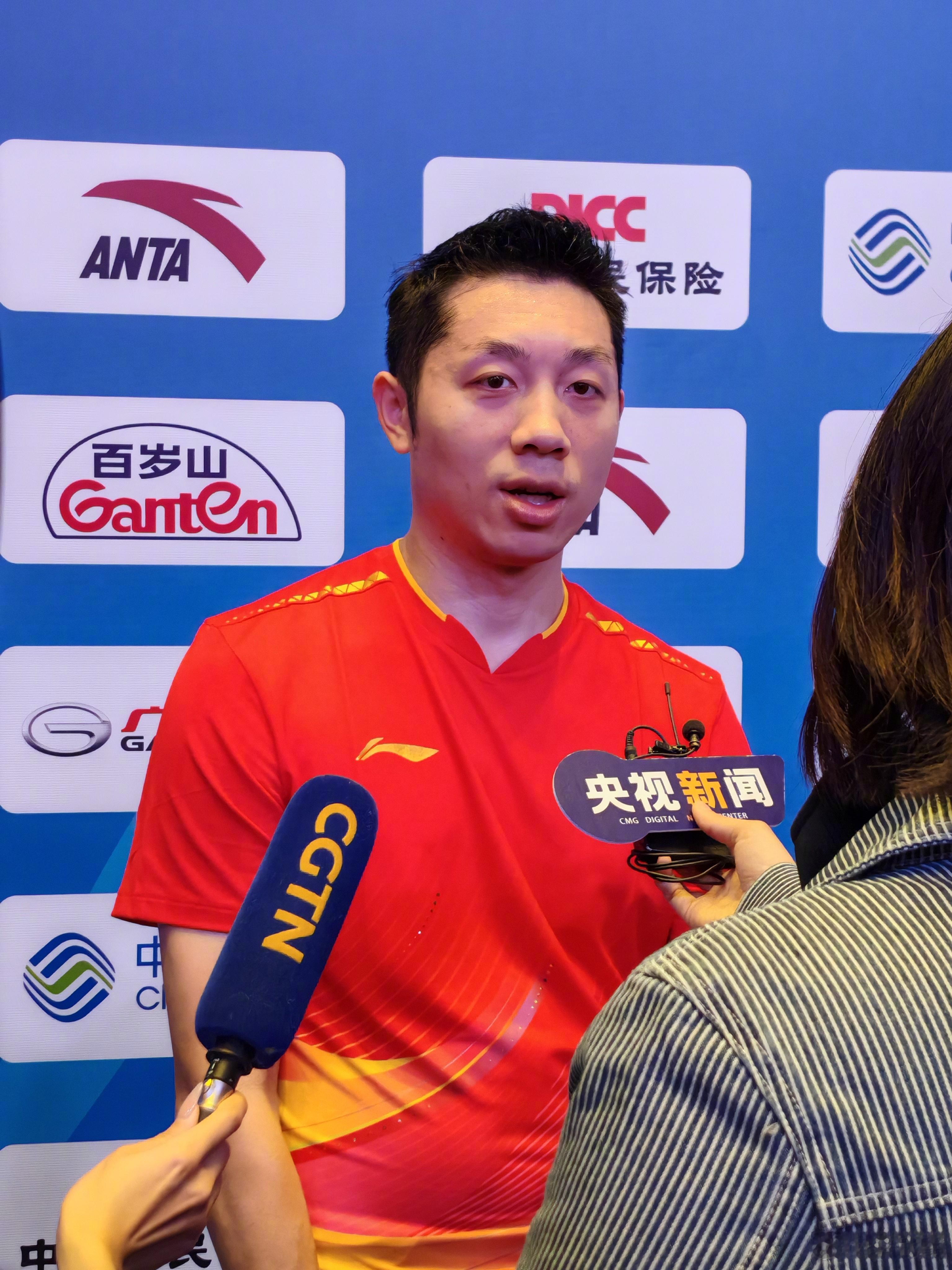 在混采区，许昕接受媒体采访！ 