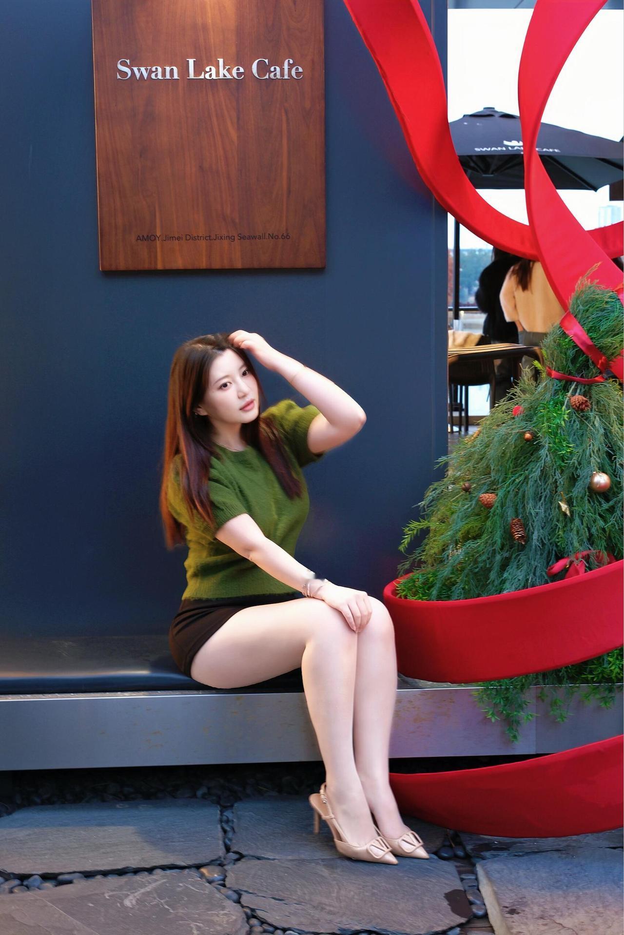 『半窗月痕·临江仙·湖畔咖香醉晚风』
 
暮色漫铺湖岸远，灯丝缠上阑干。绿衫轻倚