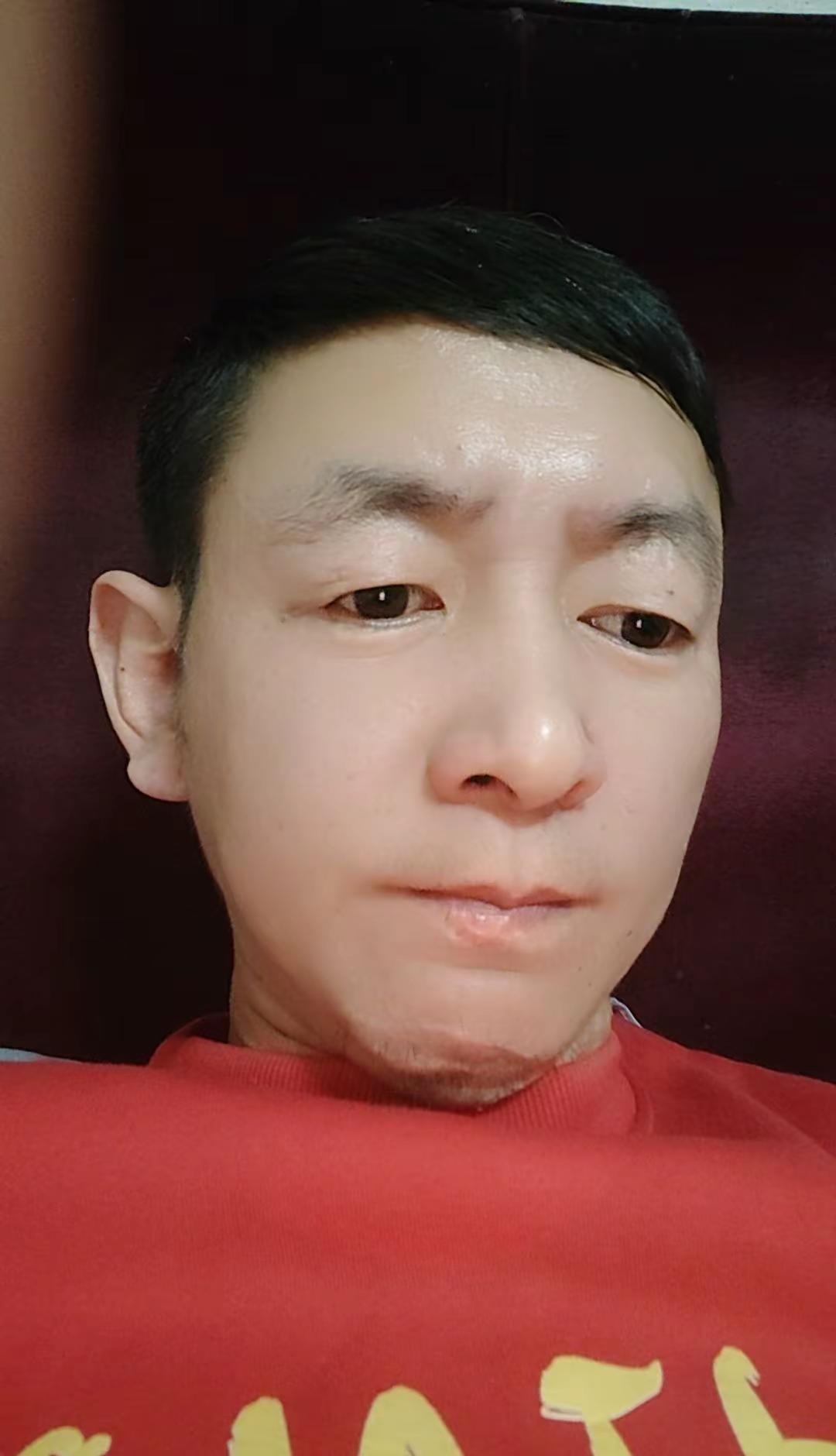 不需要太多言语表达，不需要太多的解释……火焰蓝朋友 穿红色衣服的男人