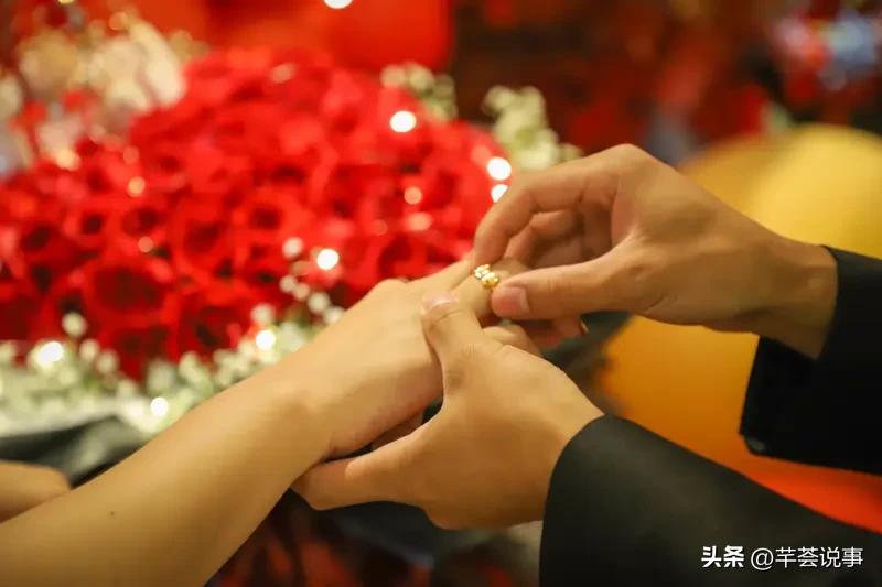 未满18岁订婚，这事儿看着就离谱。就说河南那个未满18岁订婚的女孩，收了近20万