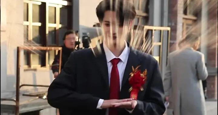 重生剧终于卷到乳业了！伊利把“国奶逆袭史”拍成互动爽剧