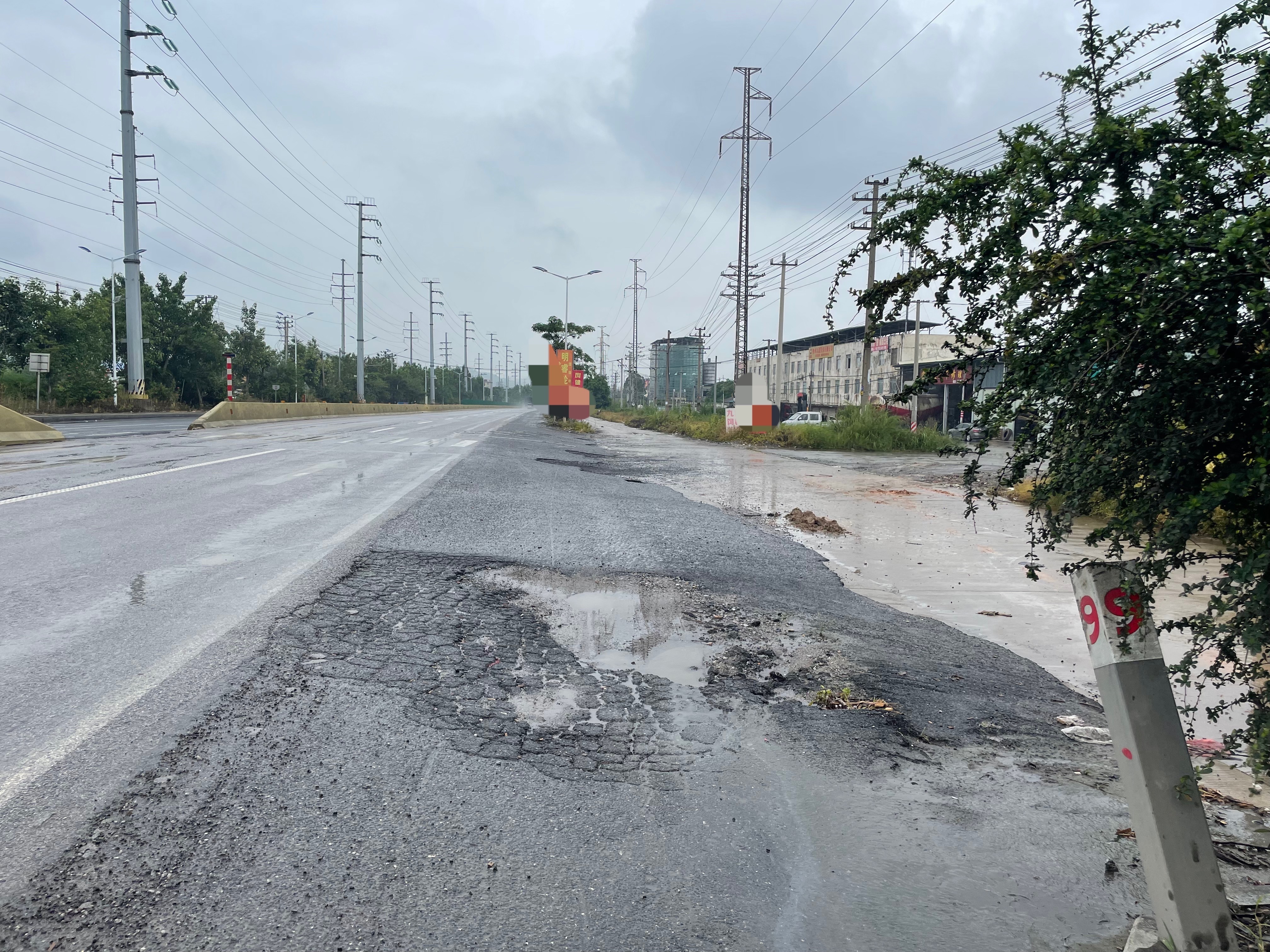 【玉林北流某工业园路段非机动车道破烂严重】6月27日，据网友爆料称：玉林市北流某