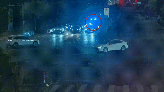 10辆私家车神同步，只有中国司机才会有这样的默契。
在嘉兴，晚上6点半，
正是晚