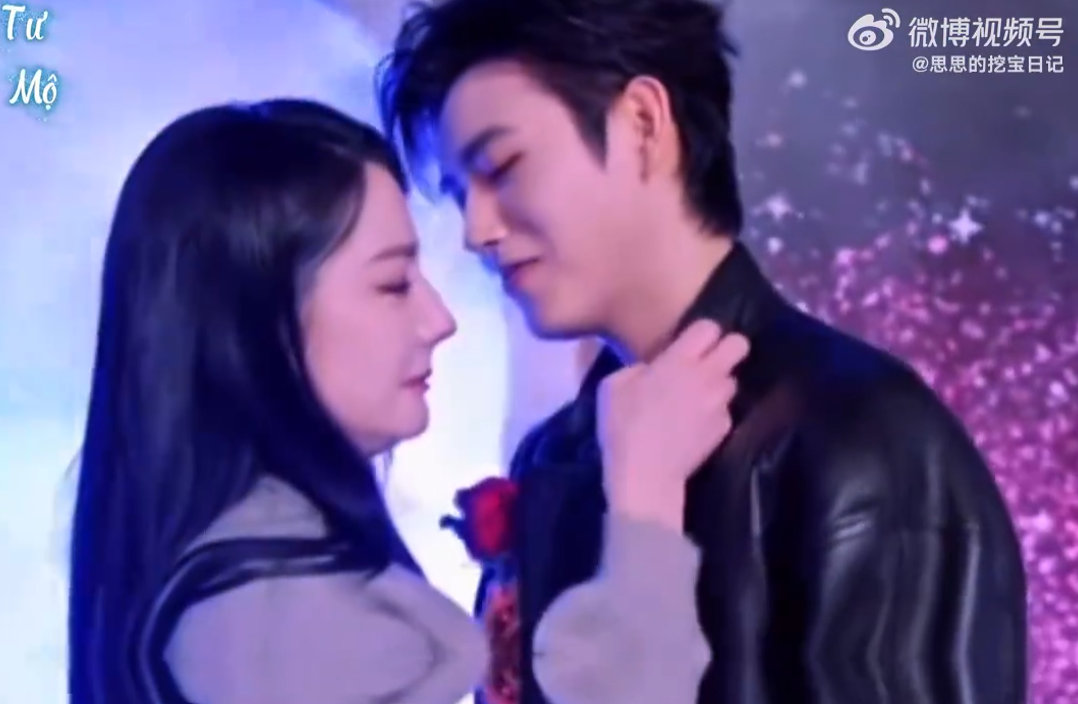 迪丽热巴和陈飞宇这递花设计你好星期六 温柔又浪漫，递花的小动作也太有画面感了。 