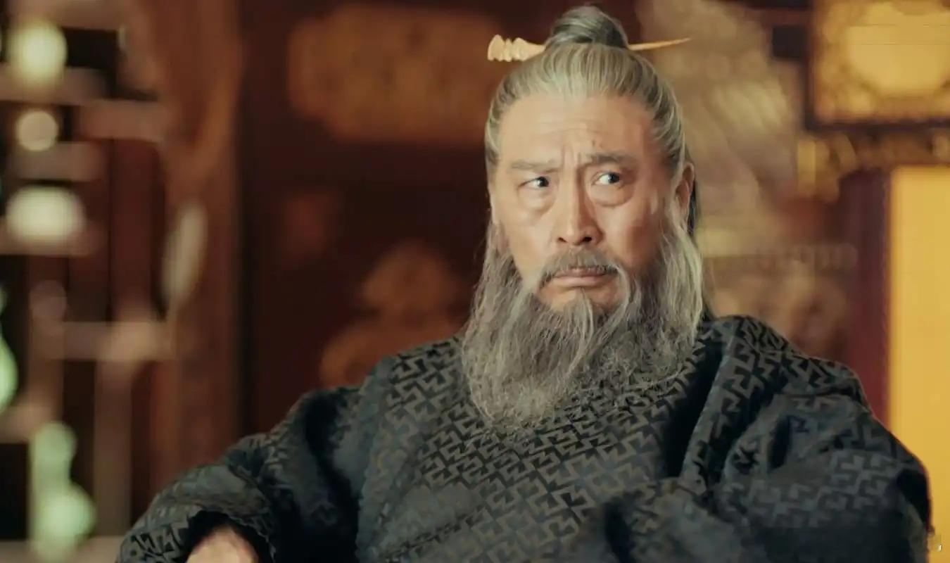 洪武二十一年，凤阳老家新宅落成，六十三岁的汤和站在门口，回望南京城方向。此时，那