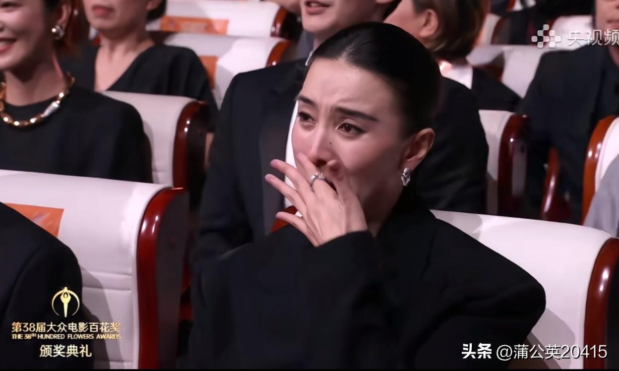 刚刚看了第38届大众电影百花奖颁奖典礼。

演员萨日娜获得最佳女配角奖时，坐在台