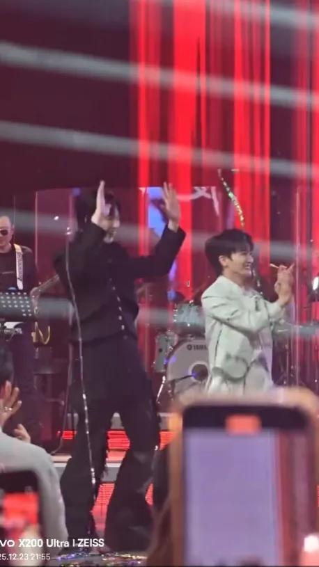 周深和刘宇宁在北京卫视跨年晚会录制现场超嗨，结束时海带飘落，他俩开心得像要放假的