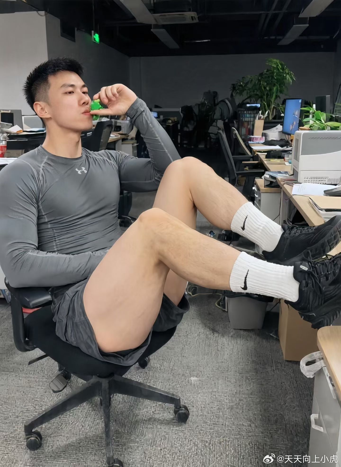 辞职vs不辞职还是不要辞职的，努力工作，加油吧少年。 