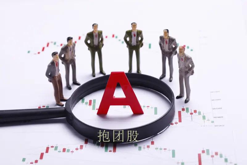 割裂的市场，
两创100只股票决定指数走势。
在场外资金进场补血前，
抱团股的上