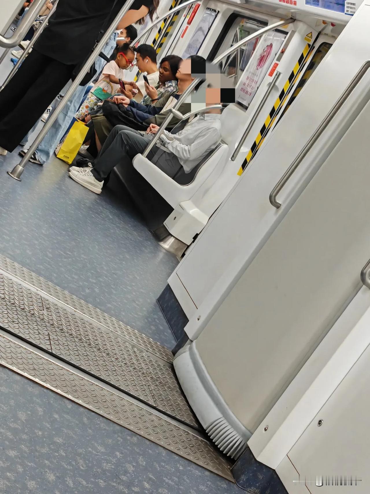 小黑就可以随意在地铁上饮食，也没人管，不知道这算不算一种特权呢？