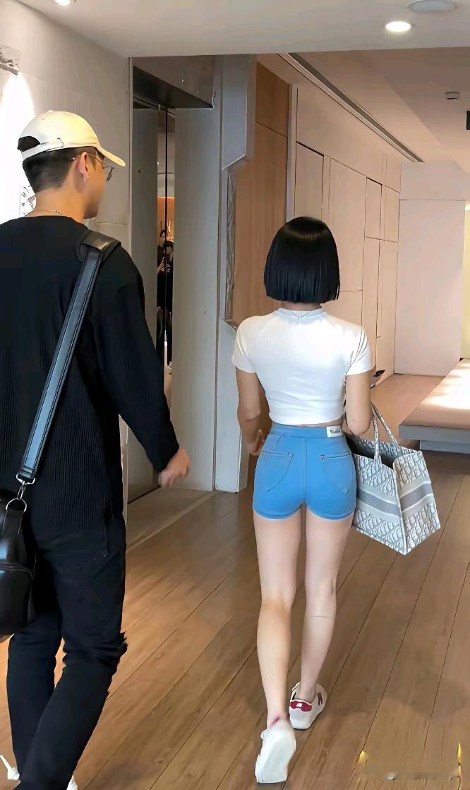 个矮的女朋友，妥妥的保护欲。