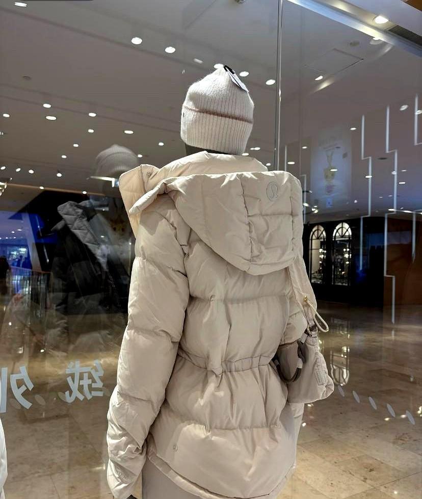 羽绒服套毛衣就冷？
 
错在把保暖交给勒紧。
 
新国标早把“含绒量”踢出局，标