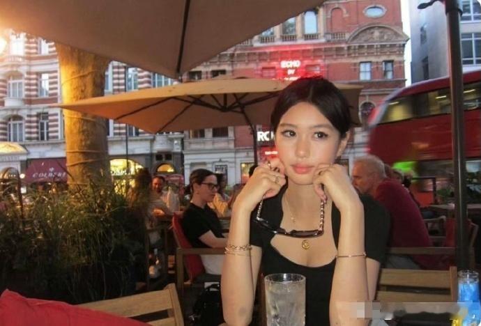 钟丽缇的女儿考拉去伦敦度过暑假，展现出妈妈的优良基因。年仅14岁的她已经非常美丽