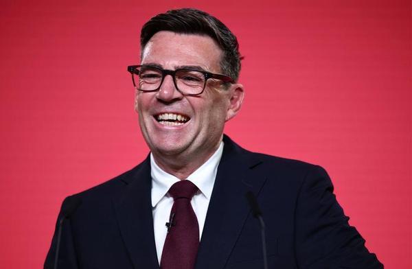 英国十年第七位首相。这回换上的，是个被称作"北境之王"的工党左翼。
7月20日，